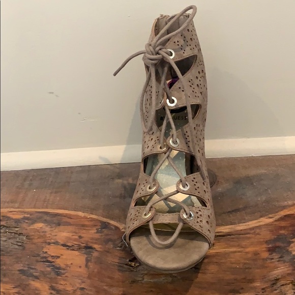 Guess Wedge Tie Up Sandal - Size 8.5 - Picture 7 of 7